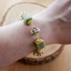 Zachtgroen & Cottagecore, wire wrapped armband met giethars en gekraalde kralen