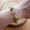 Zachtgroen & Cottagecore, wire wrapped armband met giethars en gekraalde kralen