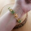 Zachtgroen & Cottagecore, wire wrapped armband met giethars en gekraalde kralen