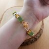 Zachtgroen & Cottagecore, wire wrapped armband met giethars en gekraalde kralen