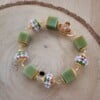 Zachtgroen & Cottagecore, wire wrapped armband met giethars en gekraalde kralen