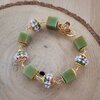 Zachtgroen & Cottagecore, wire wrapped armband met giethars en gekraalde kralen