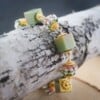Zachtgroen & Cottagecore, wire wrapped armband met giethars en gekraalde kralen