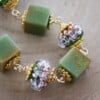 Zachtgroen & Cottagecore, wire wrapped armband met giethars en gekraalde kralen