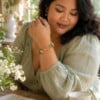 Zachtgroen & Cottagecore, wire wrapped armband met giethars en gekraalde kralen