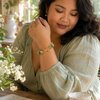 Zachtgroen & Cottagecore, wire wrapped armband met giethars en gekraalde kralen