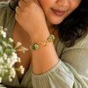 Zachtgroen & Cottagecore, wire wrapped armband met giethars en gekraalde kralen