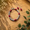 Armband en oorbellen set - met rode en grijze glaskralen.