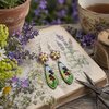 Bloementuin & Zomerbries, cottagecore oorbellen met emaille bedels en geweven bloemetjes