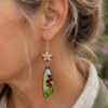 Bloementuin & Zomerbries, cottagecore oorbellen met emaille bedels en geweven bloemetjes
