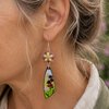 Bloementuin & Zomerbries, cottagecore oorbellen met emaille bedels en geweven bloemetjes