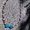 Blue Heart: ketting met twee turquenietharten, rozekwarts, amethist en robijntjes
