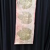 Botanische Wanddecoratie – Ecoprint Vijgenblad met Gouddetails (48 x 130 cm)