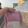 Gehaakt tasje met franjes roze