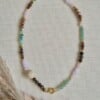 Gouden ketting met boeisluiting en opvallende keramieke kraal | Meadow