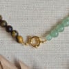 Gouden ketting met boeisluiting en opvallende keramieke kraal | Meadow