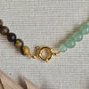Gouden ketting met boeisluiting en opvallende keramieke kraal | Meadow
