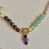 Gouden ketting met boeisluiting en opvallende keramieke kraal | Meadow