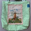 Groene Totebag van vintage stoffen en geborduurde molen