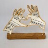 Handen met liefde, draadfiguur, draadwerk van ijzerdraad en papier op steigerhout