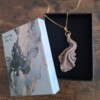 Handgemaakte hanger - artistieke halsketting - unieke statement hanger | artisanaal juweel voor haar | Whispering Silk