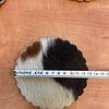 Handgemaakte onderzetters van koeienhuid 13 cm kartelrand.