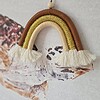 Handgemaakte regenboog hanger (15 × 11 cm) in warme aardetinten. Uniek, lichtgewicht en perfect voor elke kamer