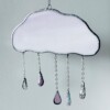 Handgemaakte Tiffany glas-in-loodwolk met regendruppels