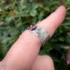 Handgemaakte zilveren ring met roosgeslepen granaat