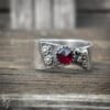 Handgemaakte zilveren ring met roosgeslepen granaat