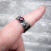 Handgemaakte zilveren ring met roosgeslepen granaat