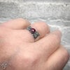 Handgemaakte zilveren ring met roosgeslepen granaat