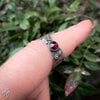 Handgemaakte zilveren ring met roosgeslepen granaat