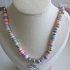 Lange Kralenketting met Palmboom Bedel – Kleurrijke Zomerse Ketting van Polymeer Kralen 76 cm
