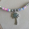 Lange Kralenketting met Palmboom Bedel – Kleurrijke Zomerse Ketting van Polymeer Kralen 76 cm