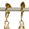 Oorbellen met schelphangers. Goudkleurige oorsteker, creool met schelp, in beige écru, in bruin wit, goudkleurige creolen, Per Elle sieraden