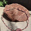 Pink Treasure: Ketting met grote roze agaat, rhodoniet en blauwe aventurijn