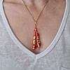 Rode statement hanger - handgemaakt sieraad - speciaal geschenk voor haar - artisanale hanger - unieke juwelen
