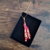 Rode statement hanger - handgemaakt sieraad - speciaal geschenk voor haar - artisanale hanger - unieke juwelen