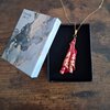 Rode statement hanger - handgemaakt sieraad - speciaal geschenk voor haar - artisanale hanger - unieke juwelen