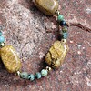Sandy Beach: ketting met zandbruine jaspis en Afrikaanse turkoois