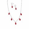 Set van oorbellen en halsketting met rode glazen druppels