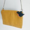 Sleutelhanger of tashanger met donker blauw leren vogeltje