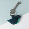 Sleutelhanger of tashanger met donker blauw leren vogeltje