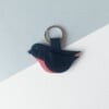 Sleutelhanger of tashanger met donker blauw leren vogeltje