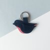 Sleutelhanger of tashanger met donker blauw leren vogeltje