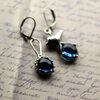 Asymmetrische handgemaakte vogeloorbellen met blauw glas en zilverkleurig koper