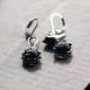 Asymmetrische handgemaakte vogeloorbellen met blauw glas en zilverkleurig koper