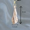 Beige handgemaakte hanger van klei - boho statement ketting met goudkleurige accenten