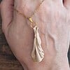 Beige handgemaakte hanger van klei - boho statement ketting met goudkleurige accenten